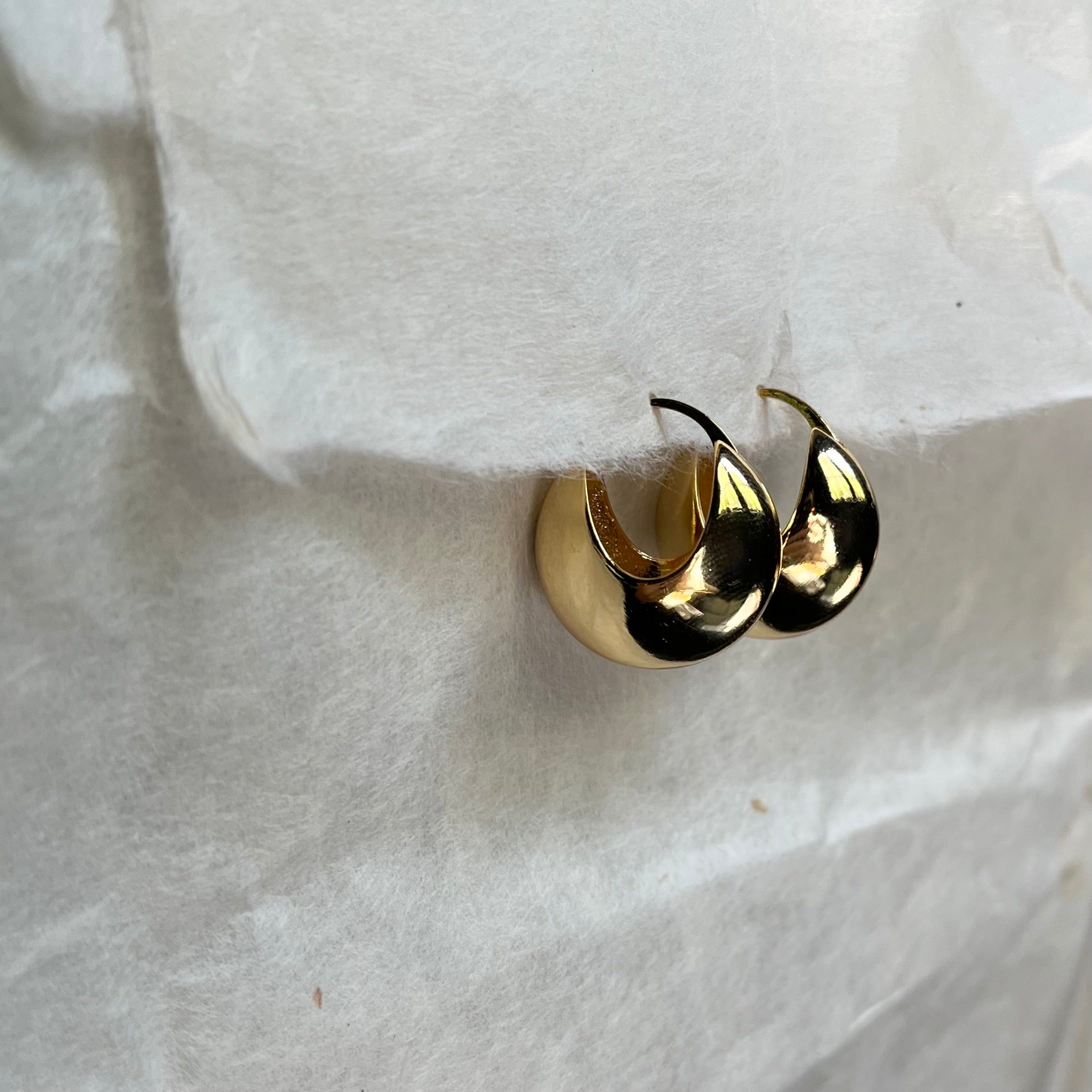 Gold huggie