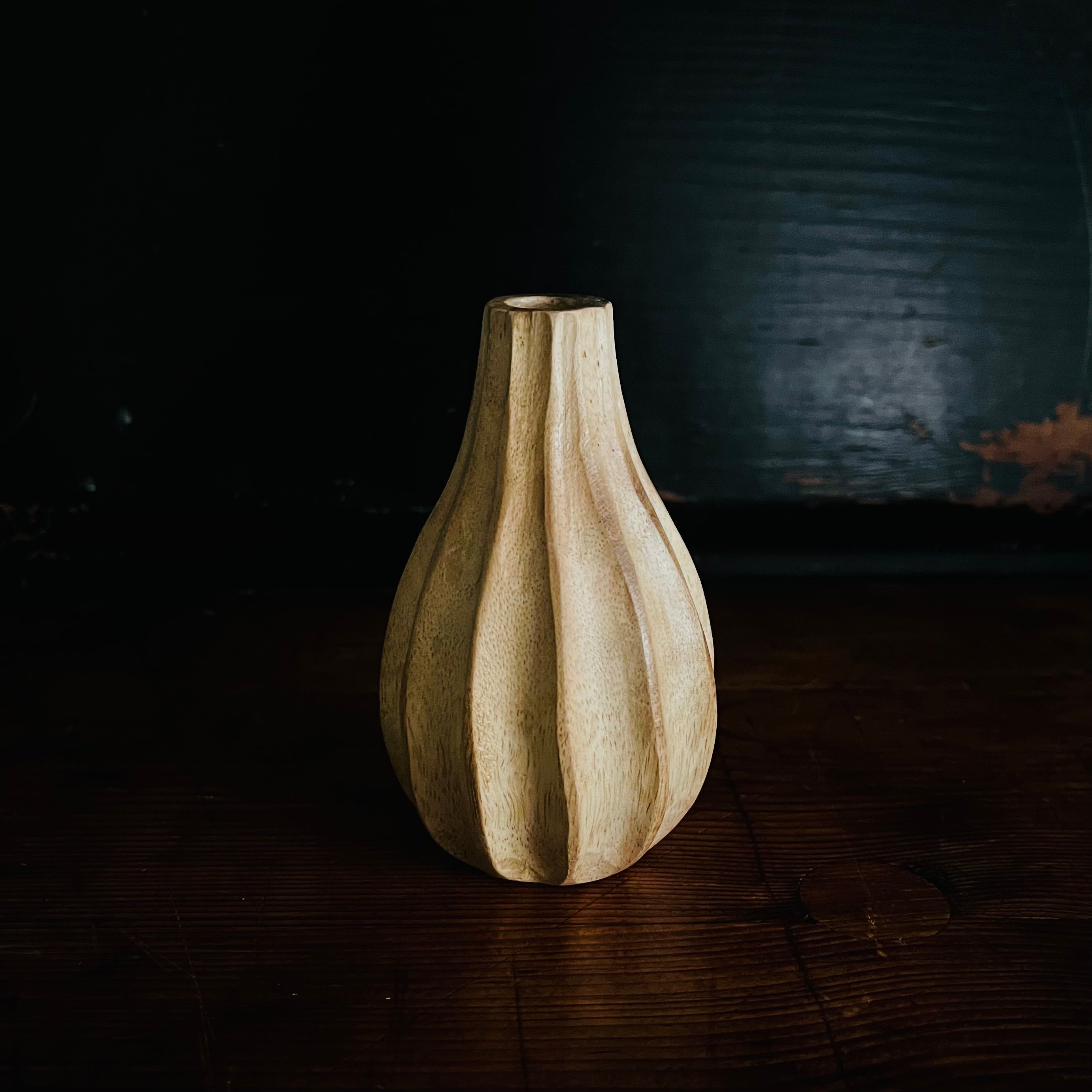 Mango wood carved vase