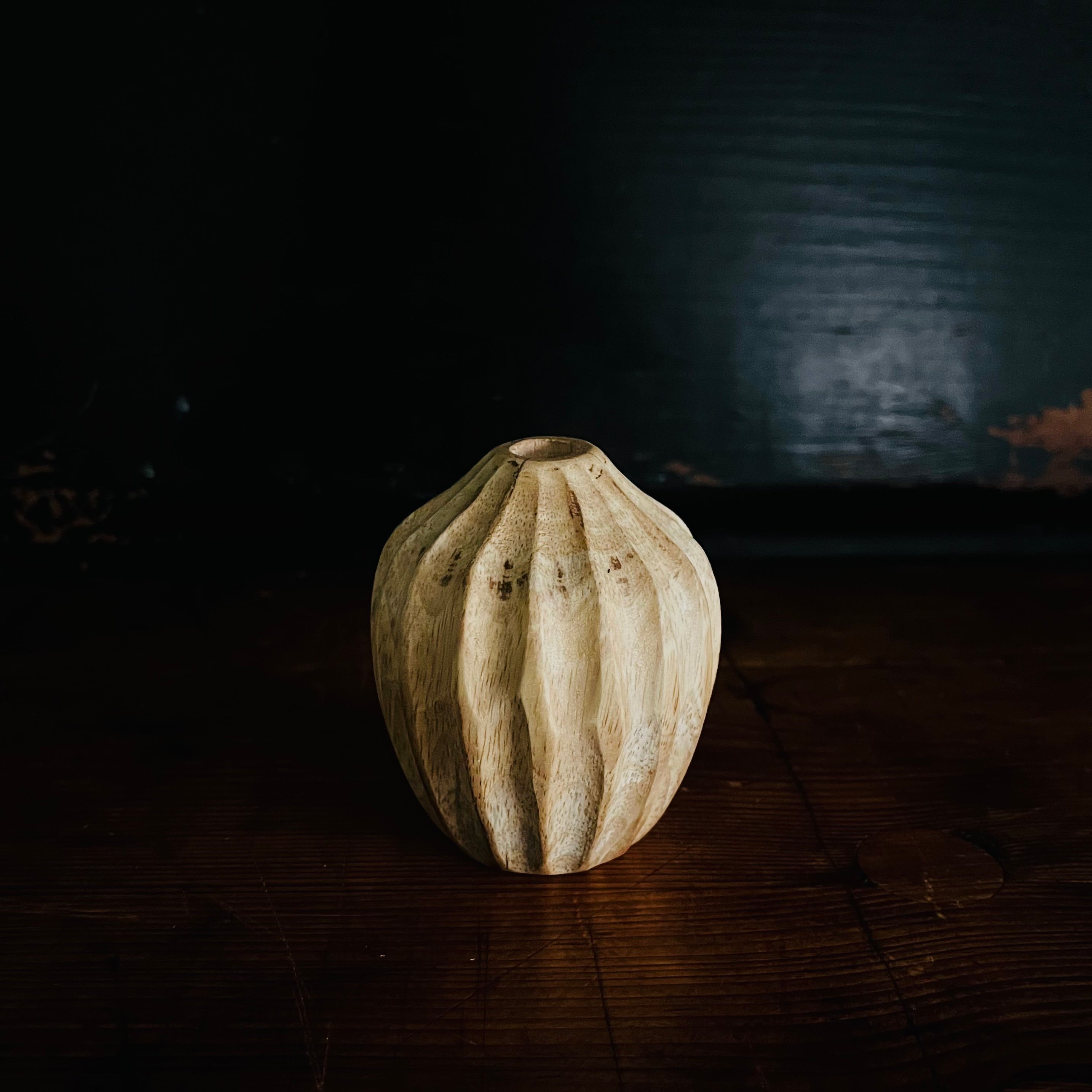 Mango wood carved vase